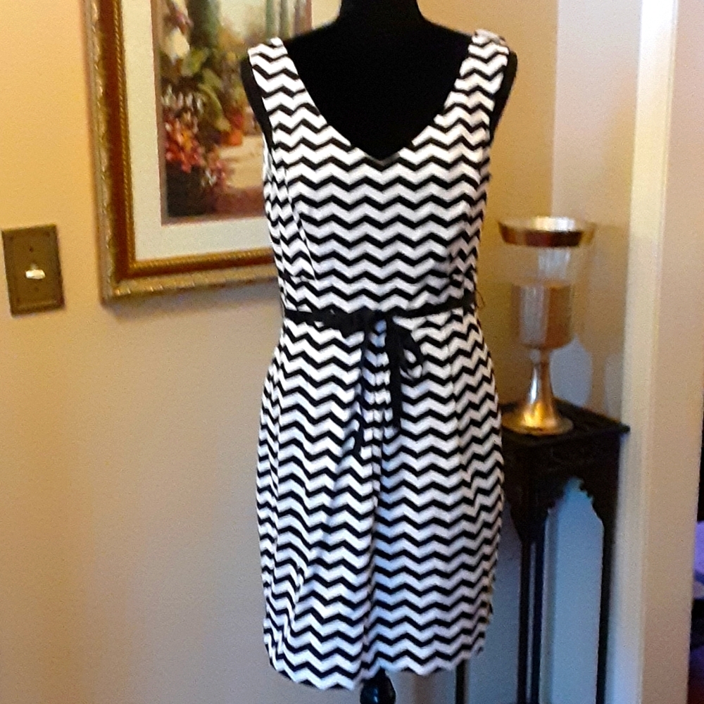 WHBM black & white chevron fit & flare sleeveless dress Vneck ribbon belt …8 EUC